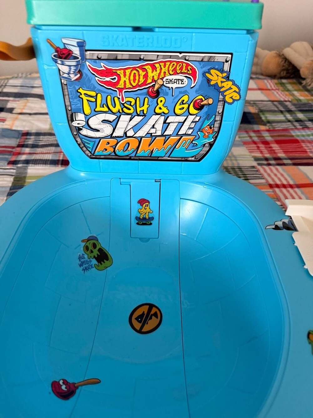 Hot Wheels Skate Flush And Go Skate Bowl Play Set With Fingerboards